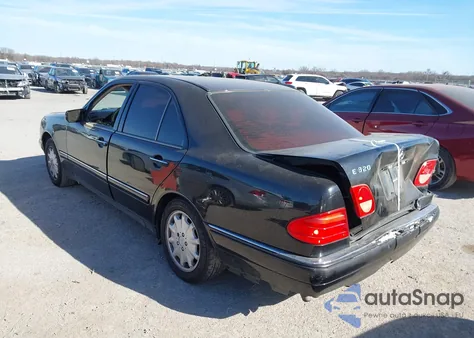 1999 Mercedes-Benz E 320 z USA, uszkodzony, nr VIN WDBJF65H3XA769955